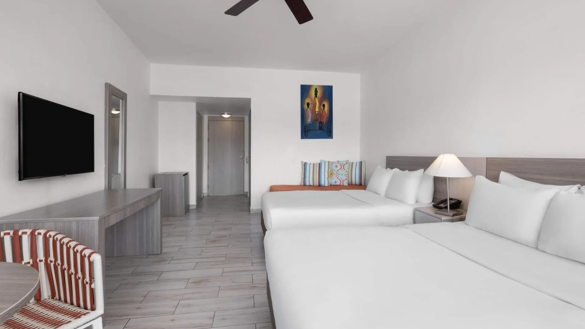 Grand Decameron Cornwall Beach, A Trademark All-Inclusive Resort  Бухта Монтего