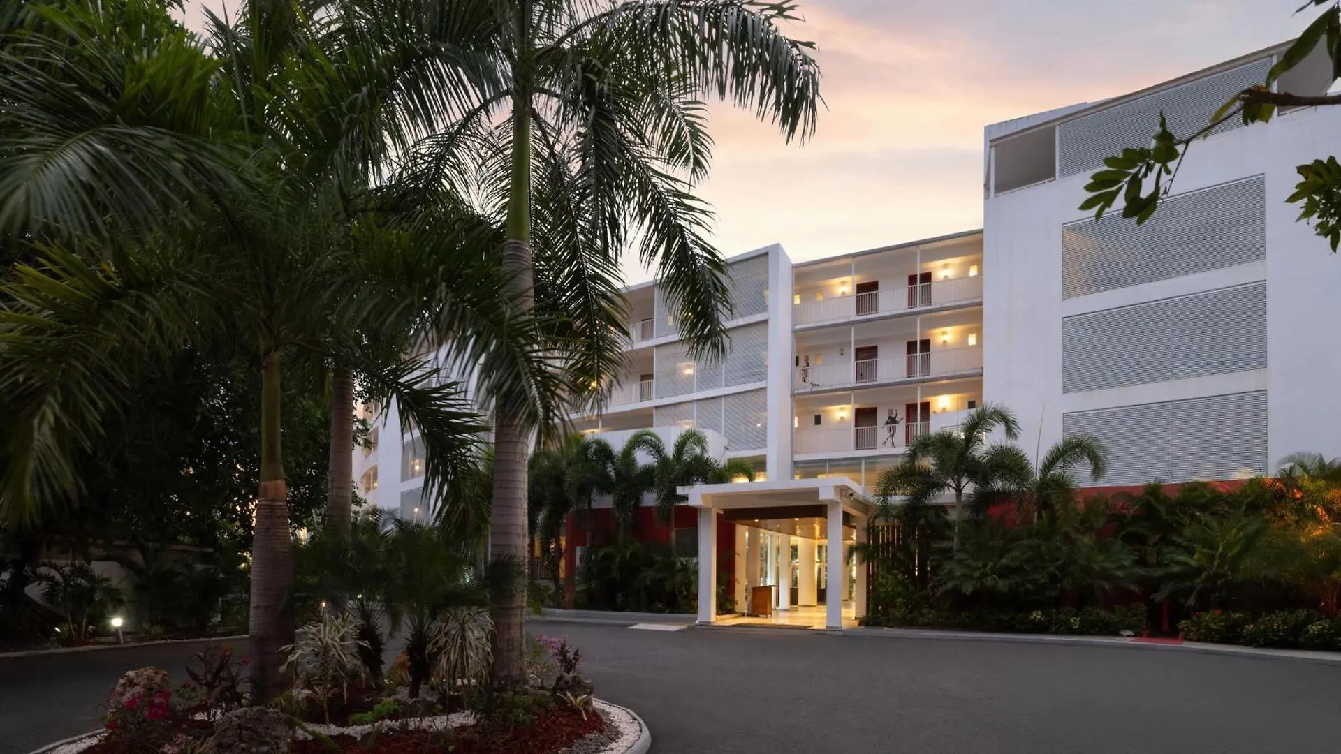 Grand Decameron Cornwall Beach, A Trademark All-Inclusive Resort  Бухта Монтего